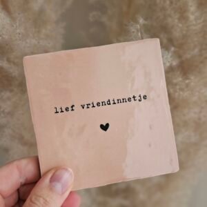 Tegeltje 'lief vriendinnetje'.