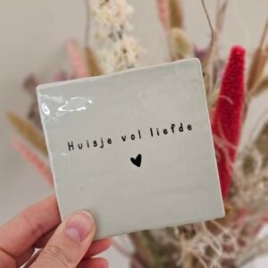 Tegeltje 'huisje vol liefde'.