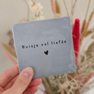 Tegeltje 'huisje vol liefde'.