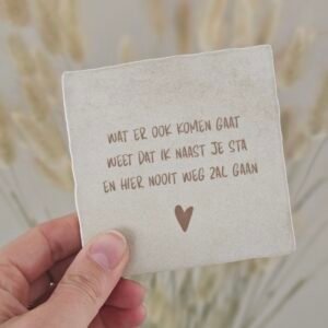 Tegeltje 'Wat er ook komen gaat'.