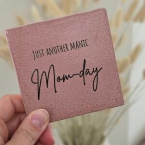 Tegeltje 'Manic mom-day'.