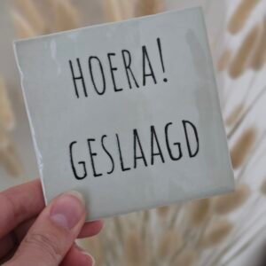 Tegeltje 'Hoera geslaagd'.