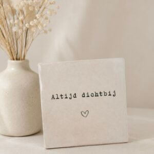 Tegeltje 'Altijd dichtbij'.
