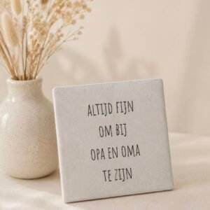 Tegeltje 'Altijd fijn om bij opa en oma te zijn'.