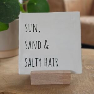 Tegeltje 'Sun, sand & salty hair'.